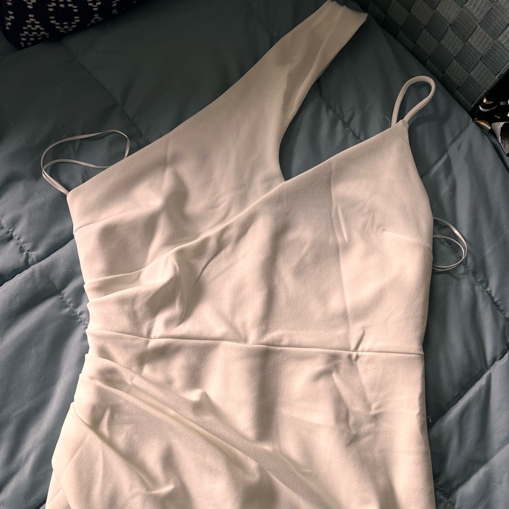 White one shoulder dress🤍